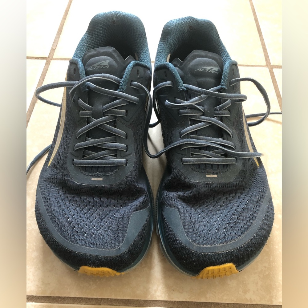 Men’s Altra Torin 5 zero drop running shoe in Majolica Blue. Gently used